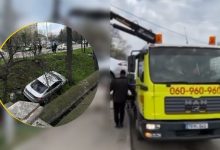 Photo of video | Accidentul de pe strada Albișoara, precum și scoaterea automobilului din șanț au fost surprinse de o cameră de bord