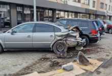 Photo of video  | Accident în capitală: Un minor de 15 ani a ajuns la spital, iar patru mașini parcate au fost avariate