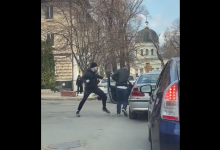 Photo of video | Chișinău: Bătaie zdravănă în trafic dintre un pieton și un șofer de BMW