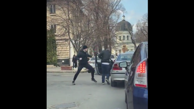 Photo of video | Chișinău: Bătaie zdravănă în trafic dintre un pieton și un șofer de BMW