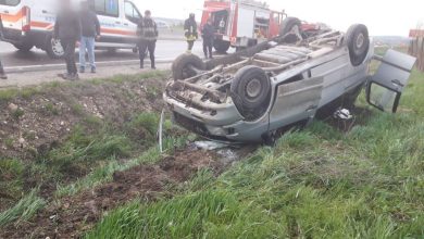 Photo of foto | O mașină în care se aflau o femeie și trei copii s-a răsturnat în raionul Strășeni. Cauza preliminară a accidentului