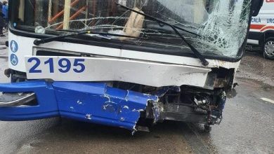 Photo of foto, video | Accident violent cu implicarea unui troleibuz la Botanica: Șoferul mașinii ar fi circulat pe contrasens