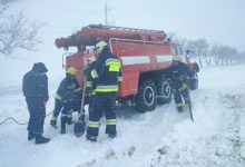 Photo of video | Un autobuz cu elevi, blocat în nămeți, dar și mai multe automobile, tractate de salvatori