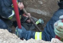 Photo of foto, video | Doi bărbați au fost salvați de pompieri după ce un mal de pământ a căzut peste ei