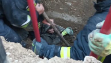 Photo of foto, video | Doi bărbați au fost salvați de pompieri după ce un mal de pământ a căzut peste ei