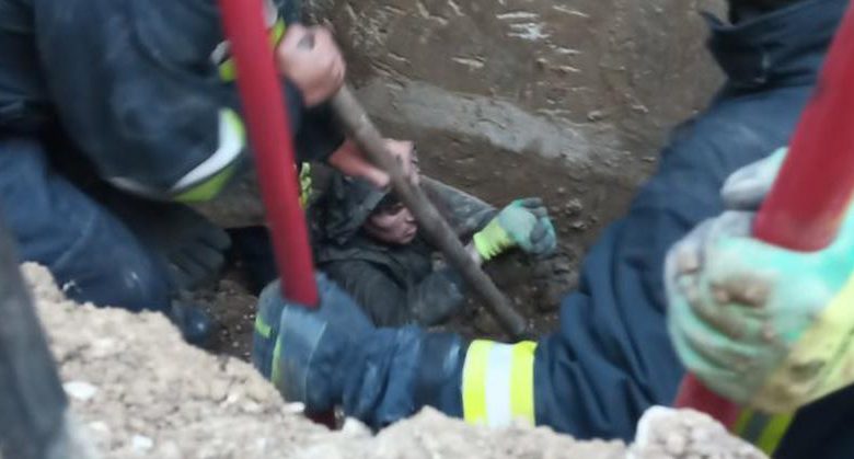 Photo of foto, video | Doi bărbați au fost salvați de pompieri după ce un mal de pământ a căzut peste ei