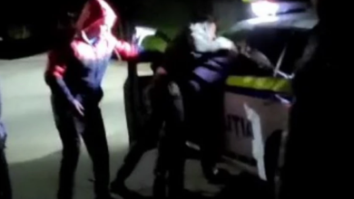 Photo of video | Polițiști insultați și agresați de către un șofer beat