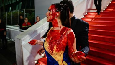 Photo of video | O femeie îmbrăcată în culorile Ucrainei s-a stropit cu vopsea roșie pe covorul roșu de la Cannes