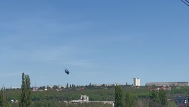 Photo of video | Chișinăul este survolat de un elicopter Black Hawk. Cui îi aparține?