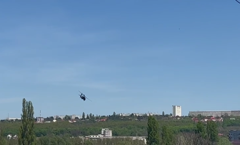 Photo of video | Chișinăul este survolat de un elicopter Black Hawk. Cui îi aparține?