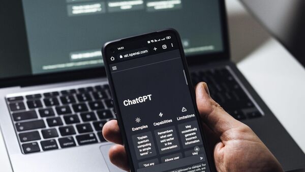 Photo of ChatGPT devine aplicație pentru smartphone. Acum, întrebările pot fi adresate direct, folosind vocea