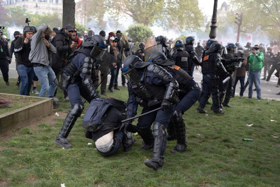 Photo of Mitingurile de 1 Mai au degenerat în violenţe. Sute de persoane, rănite în cursul manifestaţiilor din Franţa