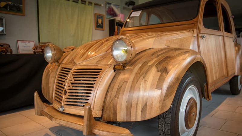 Photo of O mașină unică în lume, construită integral din lemn, va fi scoasă la licitație. La ce preț ar putea ajunge automobilul