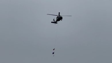 Photo of video | Elicopterul „Black Hawk” a survolat centrul Chișinăului cu drapelul Moldovei și al Uniunii Europene