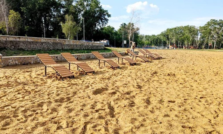 Photo of foto | Mobilier nou pentru plaja din Parcul „La Izvor”: 35 de şezlonguri au fost deja instalate