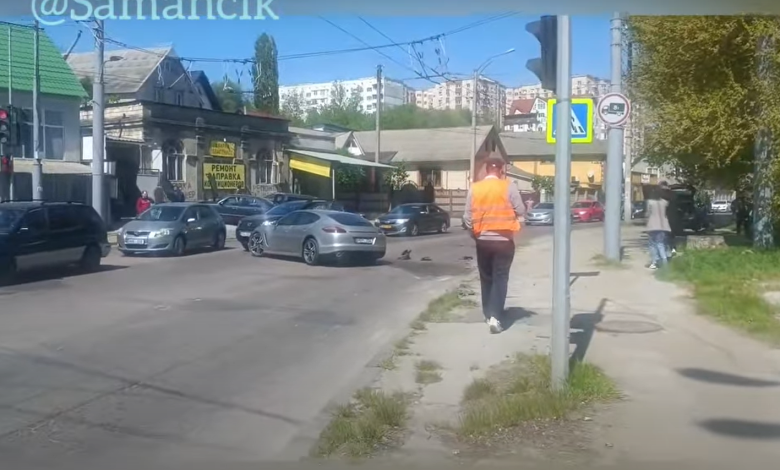 Photo of video | Iresponsabilitate sau prostie? Șoferul unui Porsche Panamera a intrat cu viteză într-o intersecție de la Botanica, cauzând un accident