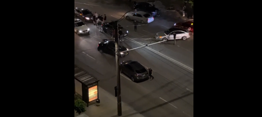 Photo of video | Patru automobile s-au ciocnit în capitală. O tânără, transportată la spital