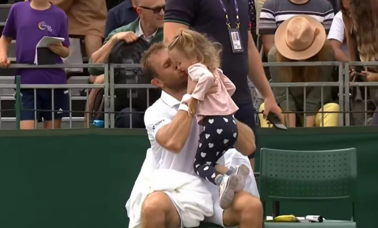 Photo of video | Moment emoționant la Wimbledon! Radu Albot, felicitat de fetița sa după meci