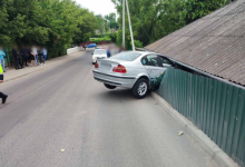 Photo of Un tânăr a ajuns cu BMW-ul în gardul unei gospodării din Soroca