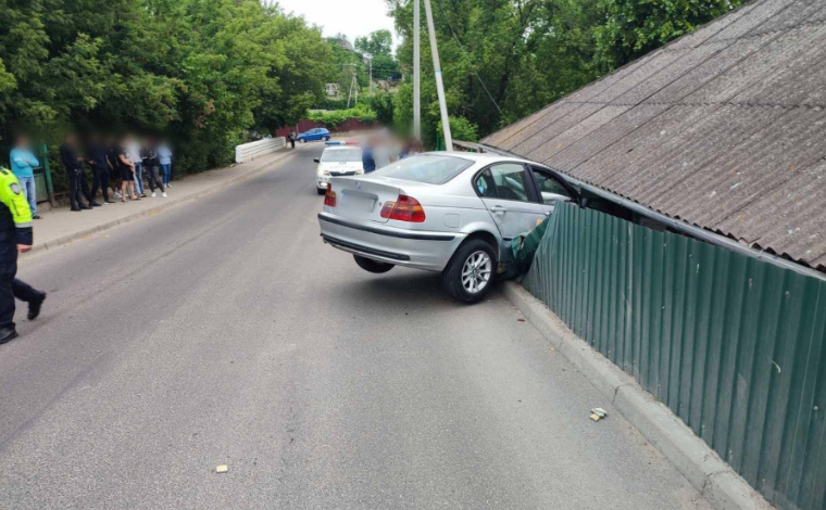 Photo of Un tânăr a ajuns cu BMW-ul în gardul unei gospodării din Soroca