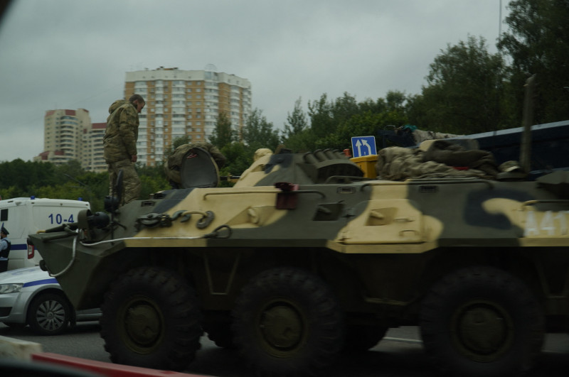 Photo of Cod roșu la Moscova: Cuiburi de mitralieră instalate la intrarea în capitala Rusiei, mașini blindate pe străzi, alerte cu bombă