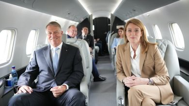 Photo of foto | Președintele Parlamentului European, Roberta Metsola și Președintele României, Klaus Iohannis au sosit împreună la Chișinău