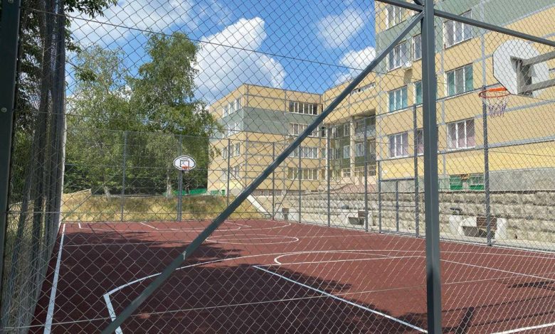 Photo of foto | Un nou teren de baschet, pentru elevii unui liceu din capitală. Alte șapte terenuri de fotbal sunt în proces de reconstrucție