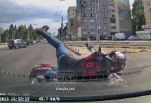 Photo of video | O cameră de bord a surprins momentul când un motociclist a fost luat pe capota unui automobil