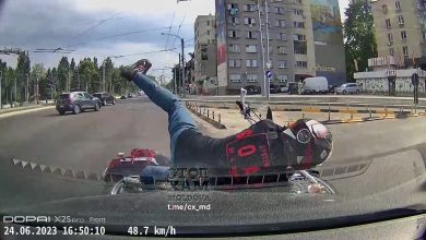 Photo of video | O cameră de bord a surprins momentul când un motociclist a fost luat pe capota unui automobil