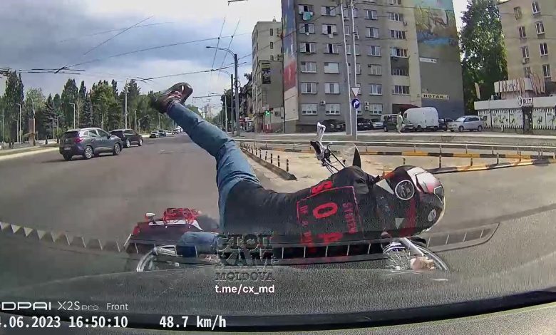 Photo of video | O cameră de bord a surprins momentul când un motociclist a fost luat pe capota unui automobil