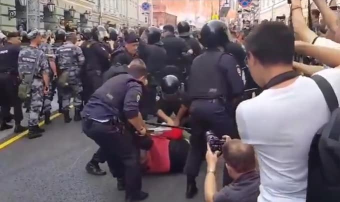 Photo of Poliţia rusă a arestat peste 100 de susţinători ai lui Navalnîi: Oamenii au ieșit în stradă pentru a marca ziua de naştere a opozantului regimului de la Moscova