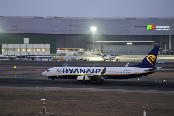 Photo of Ryanair anulează 400 de zboruri în Europa din cauza grevelor controlorilor de trafic aerian din Franţa