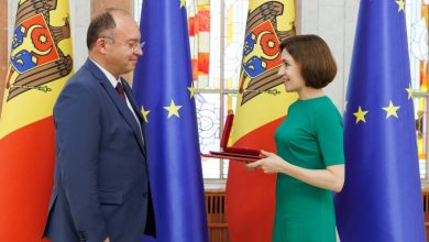 Photo of Maia Sandu i-a conferit „Ordinul de Onoare” fostului ministru al Afacerilor Externe al României, Bogdan Aurescu