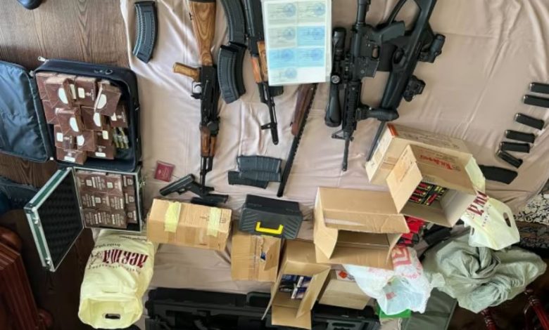 Photo of foto | Jurnaliști ruși oferă imagini de la percheziţia din vila lui Prigojin: Lingouri, arme, peruci