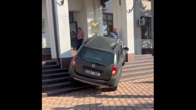 Photo of video | Un șofer a urcat cu mașina pe scările Primăriei Hâncești