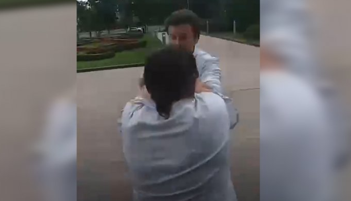 Photo of Femeia care l-a îmbrâncit pe deputatul Dan Perciun a fost identificată. Ce pedeapsă riscă