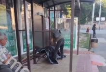 Photo of video | Momentul în care un bărbat vandalizează o stație de așteptare din Chișinău
