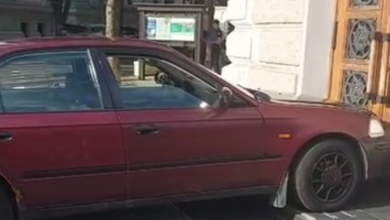 Photo of video | Un șofer și-a parcat mașina chiar pe scările Primăriei Chișinău