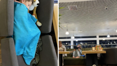 Photo of foto | Copii ucraineni, nevoiți să doarmă pe valize și scaune după ce un avion Flyone s-a stricat