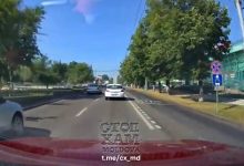 Photo of video | O tânără, la un pas de a fi strivită de o mașină în timp ce traversa strada regulamentar