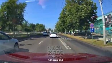 Photo of video | O tânără, la un pas de a fi strivită de o mașină în timp ce traversa strada regulamentar