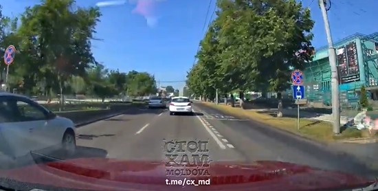 Photo of video | O tânără, la un pas de a fi strivită de o mașină în timp ce traversa strada regulamentar
