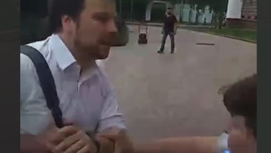 Photo of video | Deputatul PAS, Dan Perciun, înjurat și agresat de o femeie, în fața Parlamentului