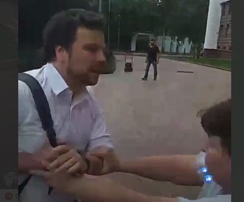 Photo of video | Deputatul PAS, Dan Perciun, înjurat și agresat de o femeie, în fața Parlamentului