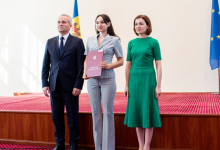 Photo of video, foto | Absolvenții cu 10 la bacalaureat au primit felicitări și diplome la Guvern