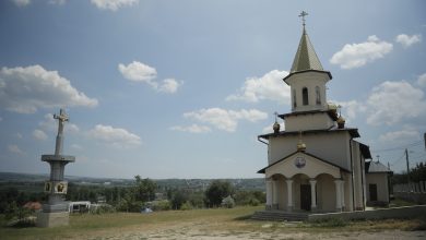 Photo of video | Stema Rusiei, deasupra unei biserici din Sângera: Enoriașii sunt revoltați, iar preotul „regretă”