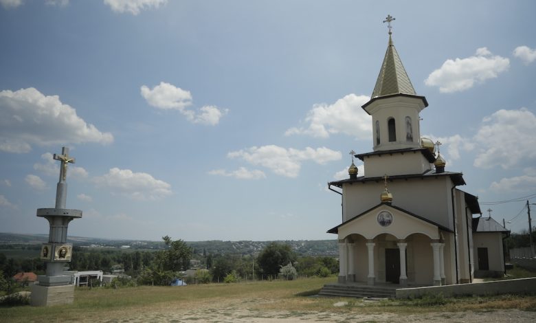 Photo of video | Stema Rusiei, deasupra unei biserici din Sângera: Enoriașii sunt revoltați, iar preotul „regretă”