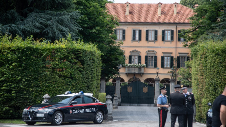Photo of Conacul lui Berlusconi ar putea deveni muzeu. Ce ar putea vedea vizitatorii în camerele unde organiza celebrele petreceri „bunga bunga”