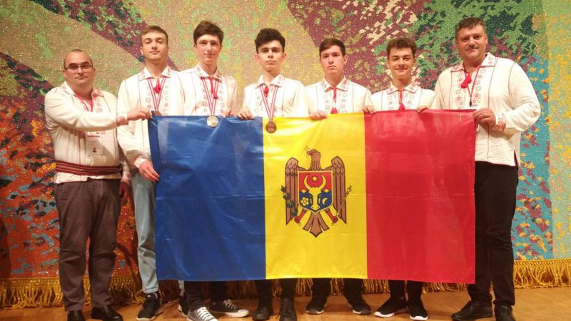 Photo of Elevii din R. Moldova au obținut o medalie de argint și două medalii de bronz la Olimpiada Internațională de Fizică