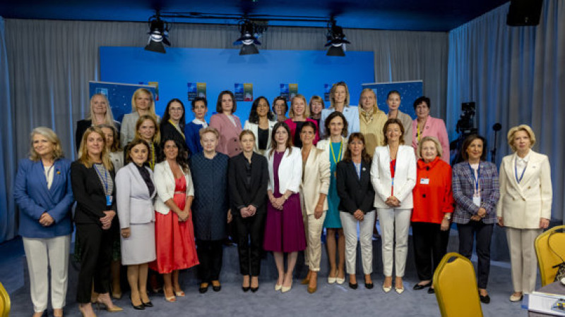 Photo of Miniştrii NATO şi reprezentanţii societăţii civile discuție despre promovarea femeilor în funcţii de conducere
